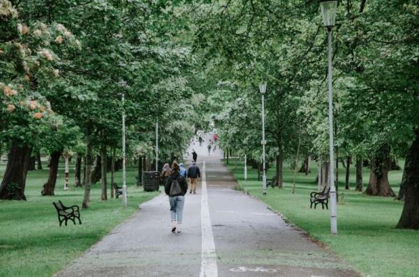 为了使绿色空间对健康最有益，它们需要适合步行